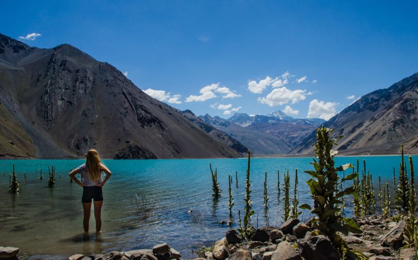 Scenic view of Cajón del Maipo, Valparaíso’s colorful hills, and Reñaca beach, showcasing nature, culture, and adventure near Santiago.