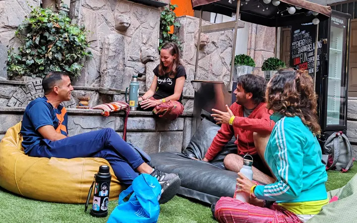 Comunidade internacional de viajantes no Pariwana Hostels