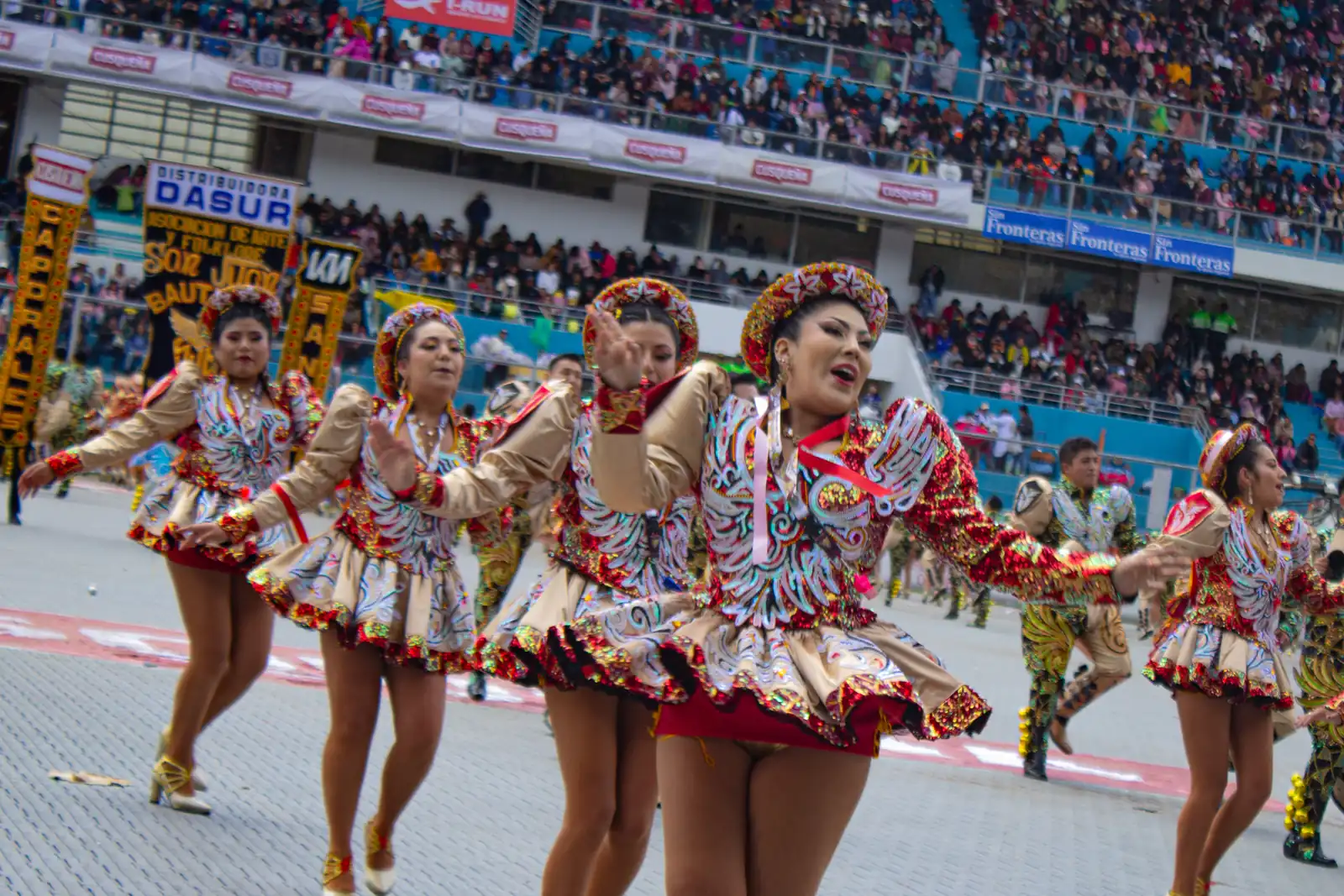 Danzarinas de Caporales durante la Festividad de la Virgen de la Candelaria en Puno