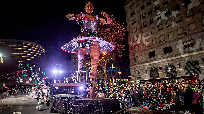 Visitors exploring Santiago's free cultural spots, including museums, parks, and local events.