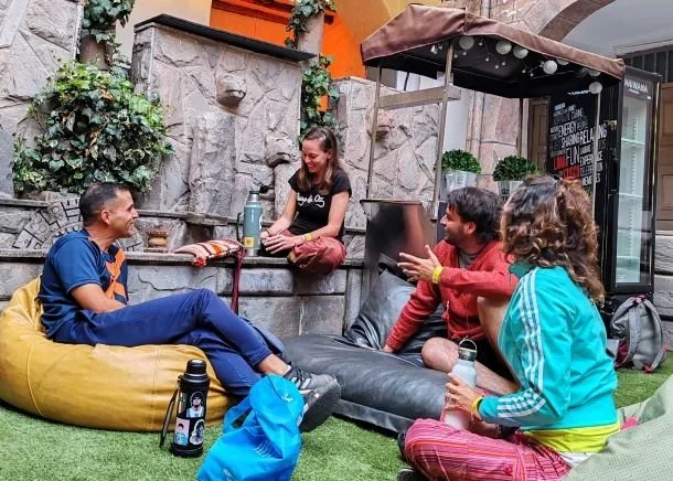 🏠 6. Onde é melhor se hospedar: hostel, hotel ou Airbnb?
