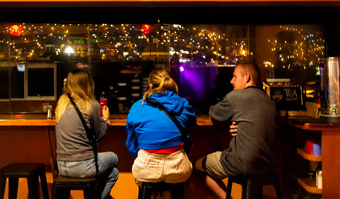 Hóspedes aproveitando a vista no bar do Pariwana Cusco.