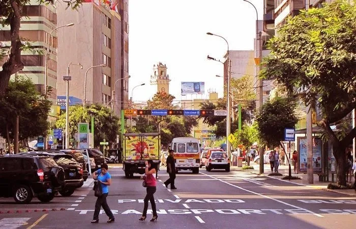 Busy street scene in Miraflores, Lima, near Pariwana Hostel.