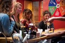 🤝 15. ¿Dónde conocer gente si viajo solo(a)?