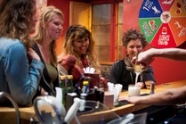 🤝 15. Onde conhecer gente se eu estiver viajando sozinho(a)?