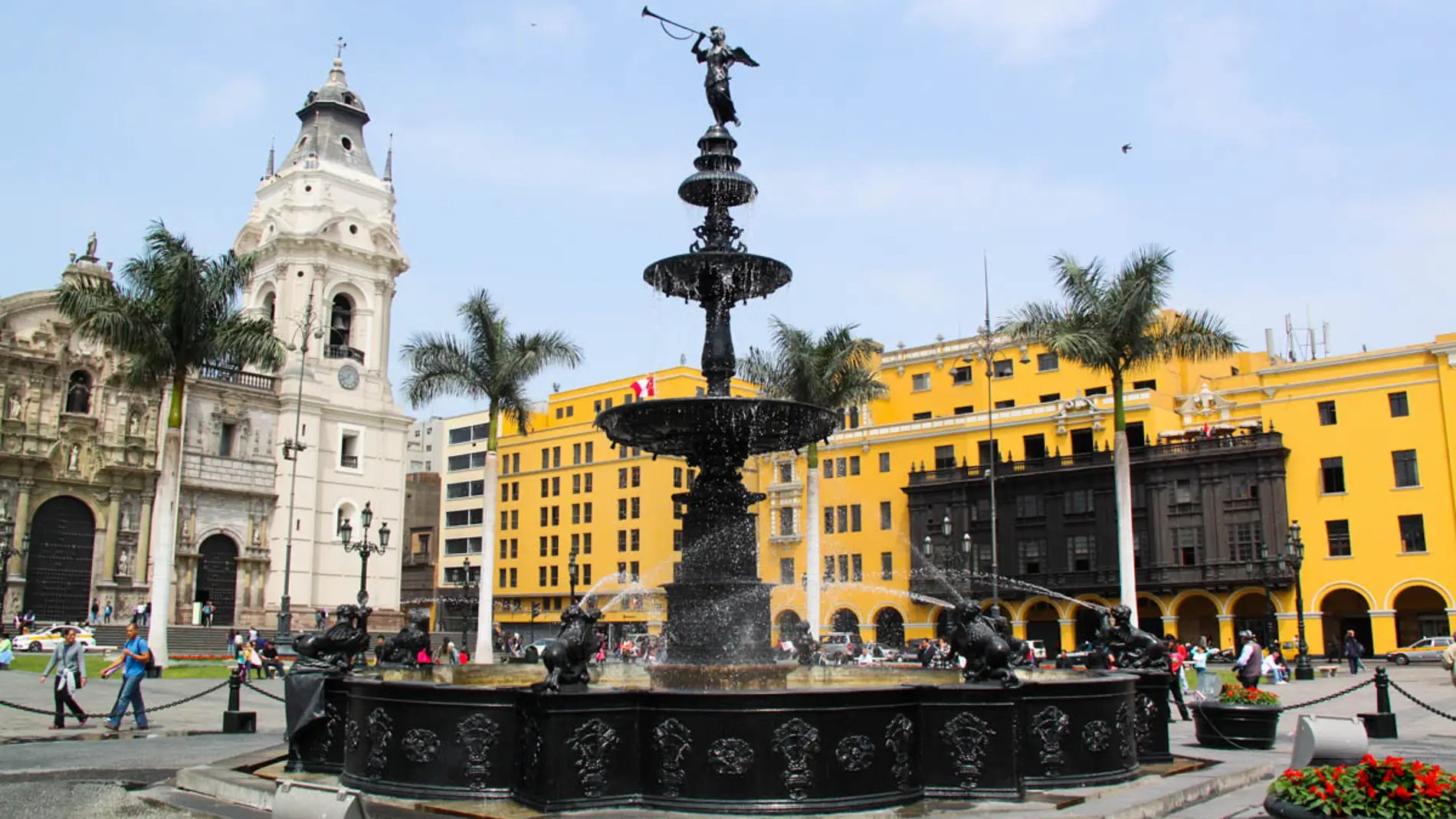 Plaza Mayor of Lima with colonial buildings and fountain.